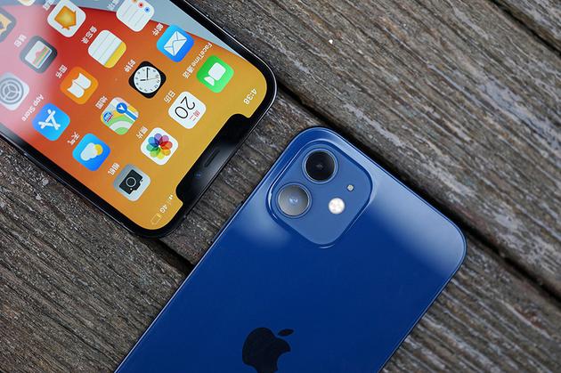 iPhone 12 Pro（左）和iPhone 12（右） 的背面